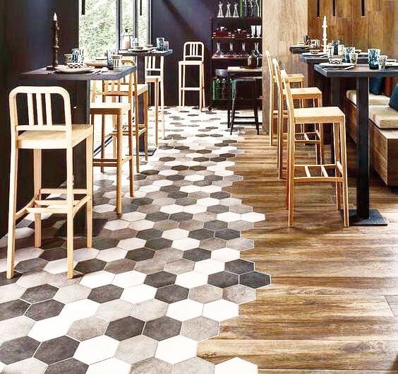 Restaurante con piso de hexágonos en degradé