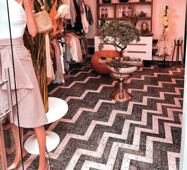 Tienda de ropa con piso en chevron negro y blanco
